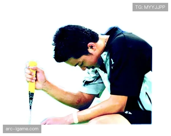 陶菲克训练完直接去吃街边炸鸡？这自律人设有点绷不住了